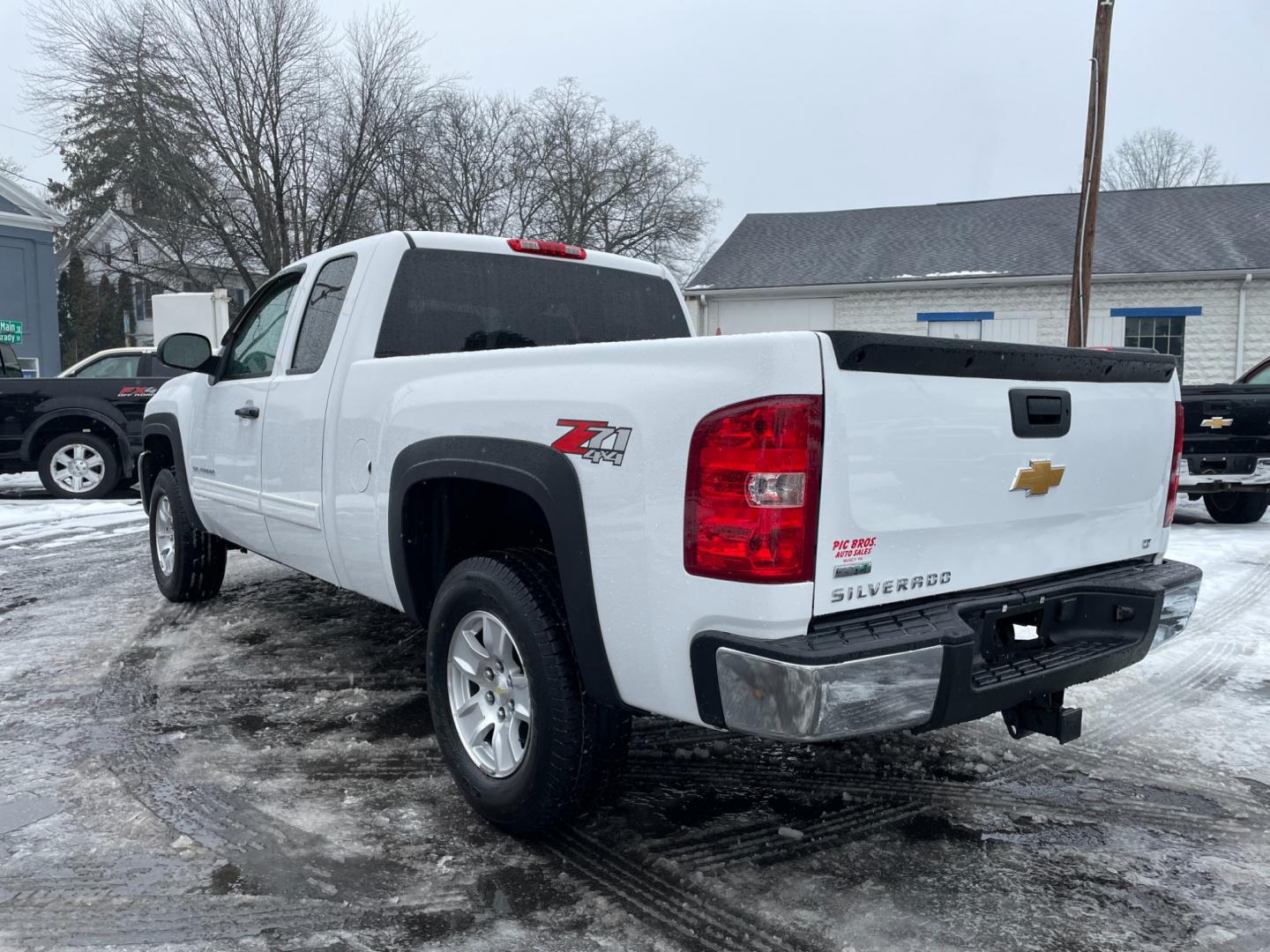 2012 White /black Chevrolet Silverado 1500 LT Ext. Cab Long Box 4WD (1GCRKSE7XCZ) with an 5.3L V8 OHV 16V FFV engine, 6-Speed Automatic transmission, located at 101 N. Main Street, Muncy, PA, 17756, (570) 546-5462, 41.207691, -76.785942 - Photo#3